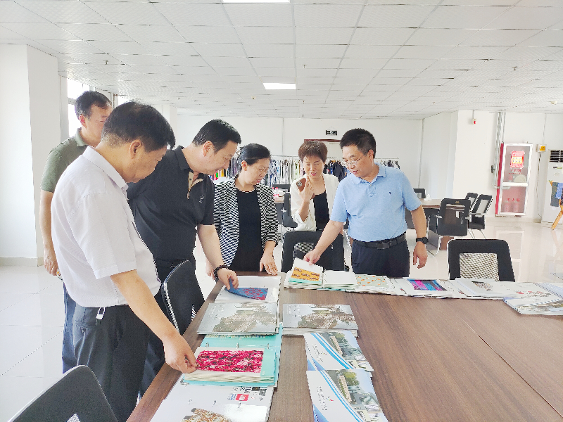 河南省工信廳副廳長常繼紅，河南省服裝協(xié)會(huì)常務(wù)會(huì)長袁建龍等多位領(lǐng)導(dǎo)一行蒞臨飛鷺參觀調(diào)研